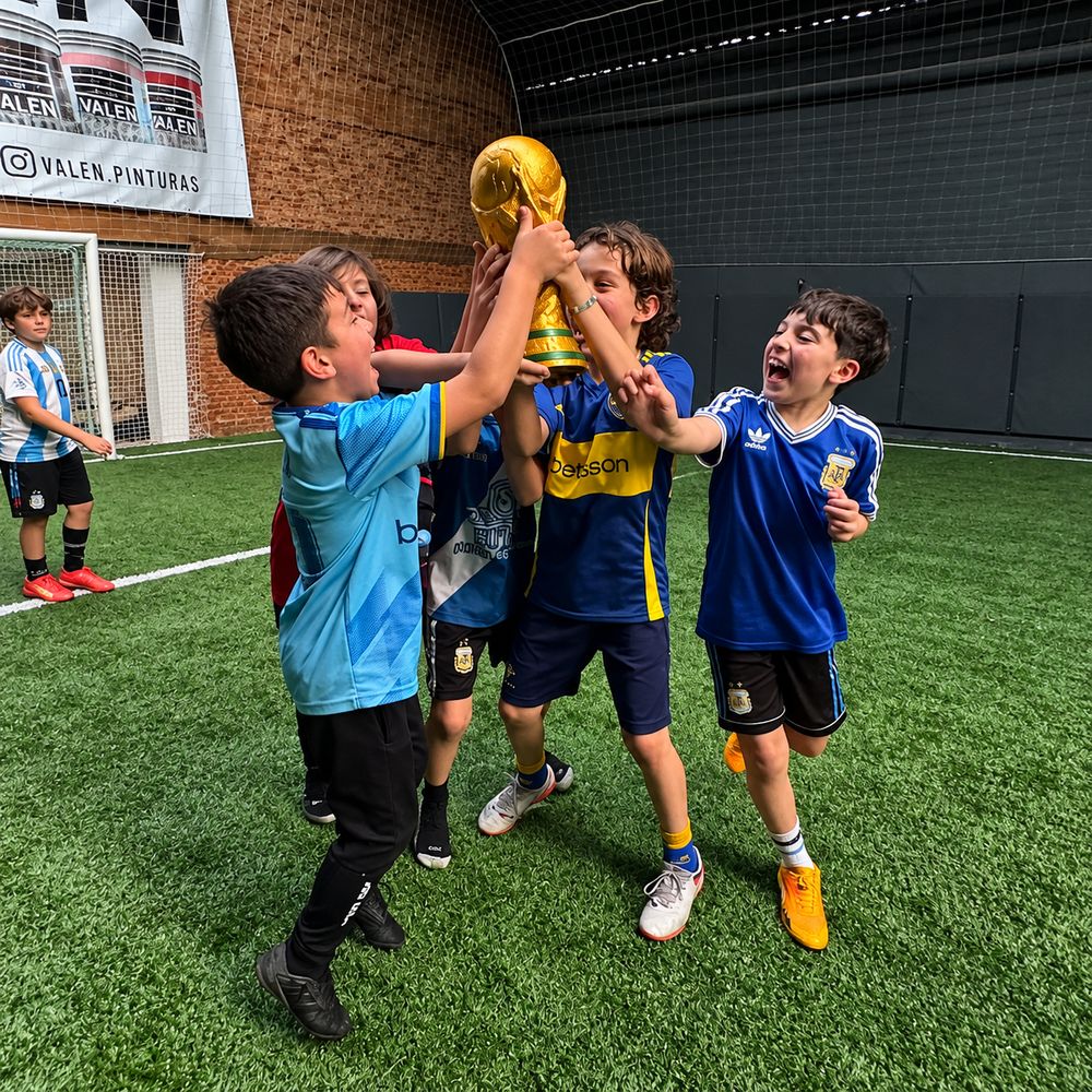 Chicos festejando con una copa en un cumpleaños