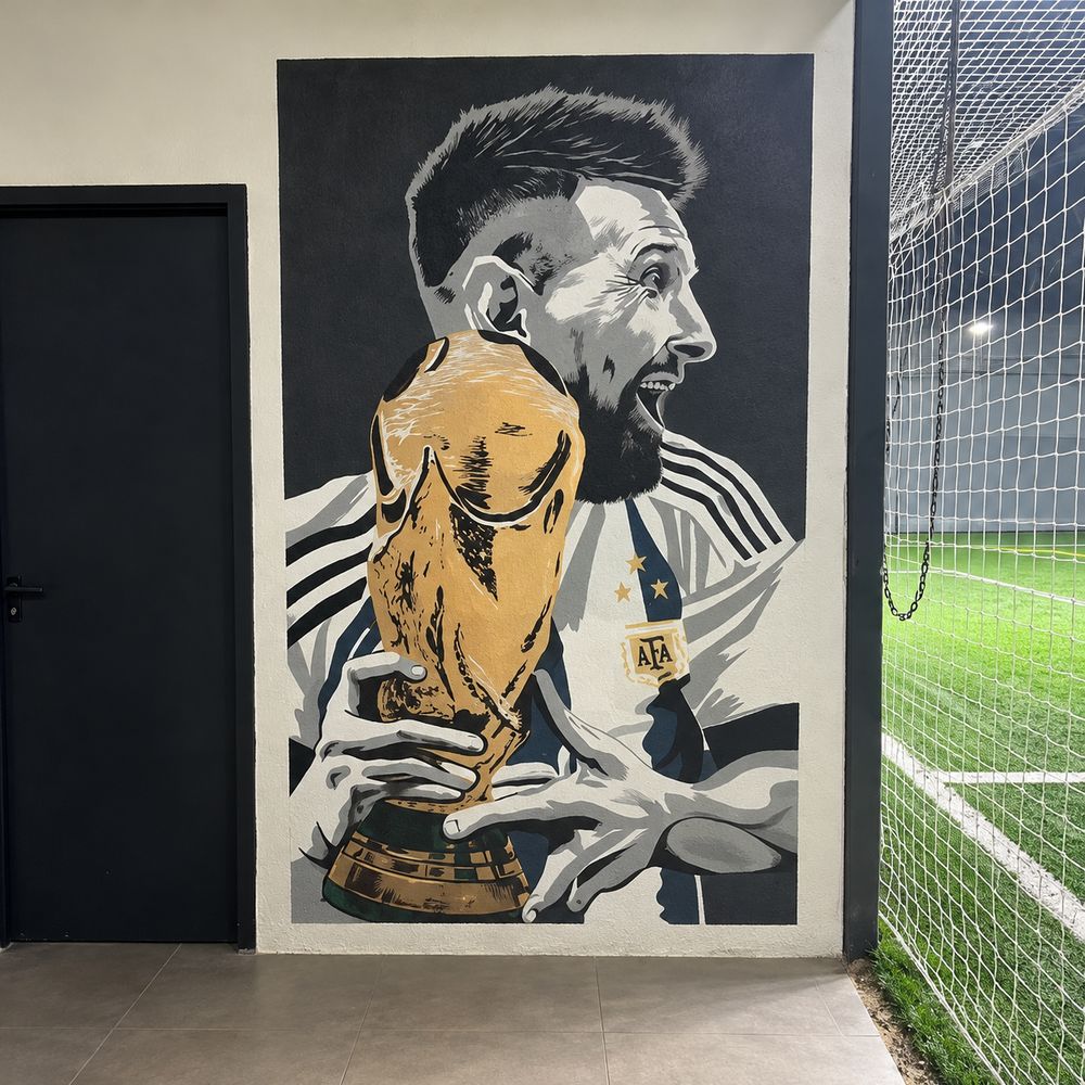 Mural de la Selección junto a la cancha