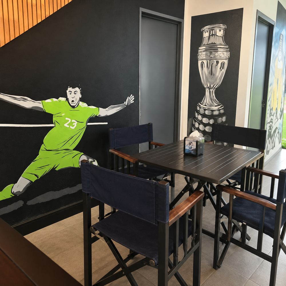 Mesas y mural de la Selección en el sector social