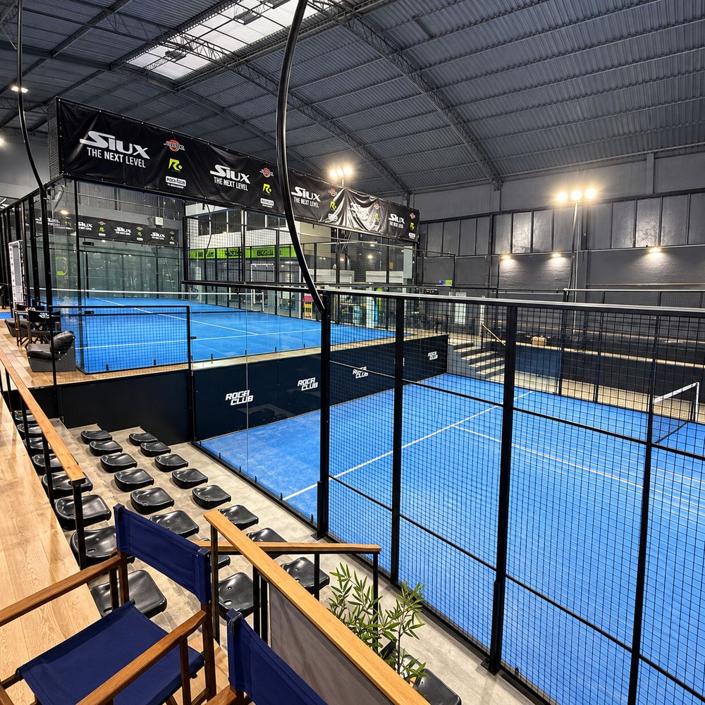 Tribuna frente a las canchas de pádel